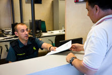 Guardia Civil atendiendo a un ciudadano