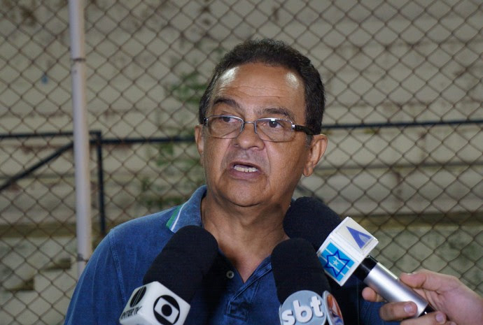 Francisco Diá técnico do América-RN (Foto: Augusto Gomes/GloboEsporte.com)
