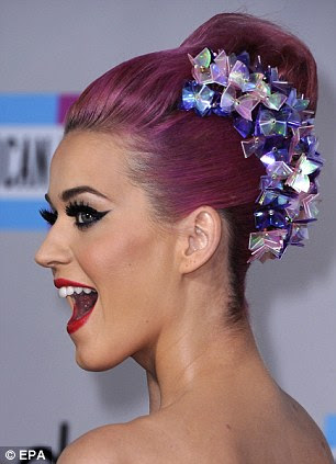 Rumor Mill: Katy Perry minimizou especulação seu casamento estava nas rochas na sede da AMA