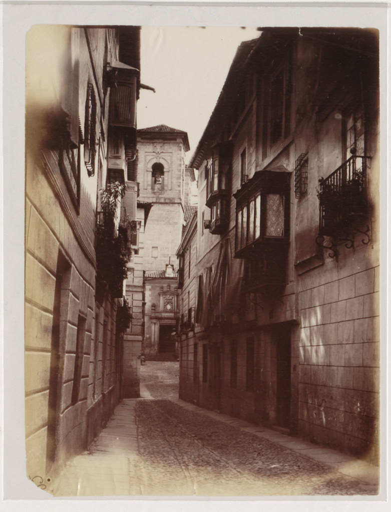 Calle Alfonso X con la iglesia de San Ildefonso al fondo en 1883. Fotografía de Alfred Dismorr. The National Archives, Kew, Richmond, Surrey