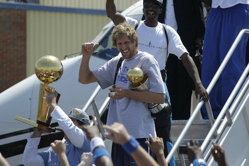 mavs getting off the plane in dallas