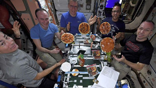Resultado de imagen para pizza en astronauta