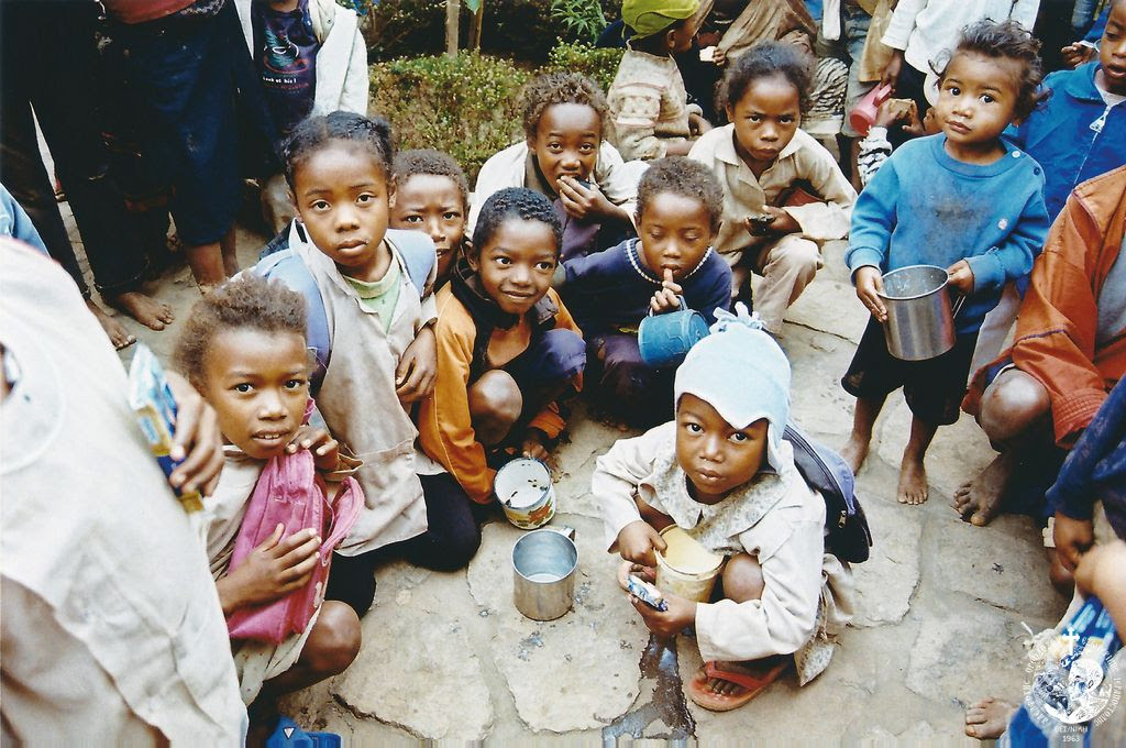 Συσσιτούντα παιδιά στο Ανταναναρίβο
