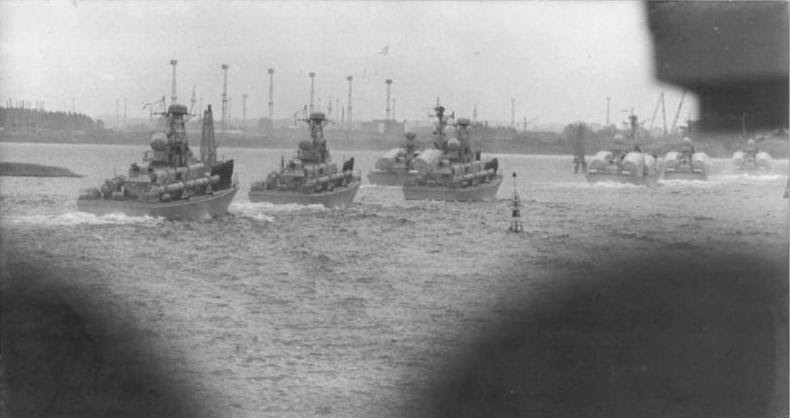 Bundesarchiv Bild 183-S1007-0321, Rostock, 25. Jahrestag DDR-Gründung, Flottenparade