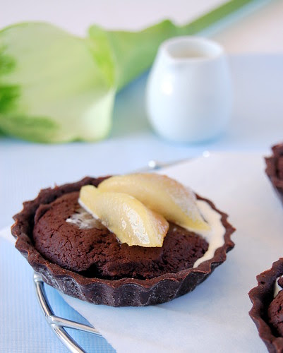 Pear and chocolate fudge tartlets / Tortinhas de fudge de chocolate com pêra