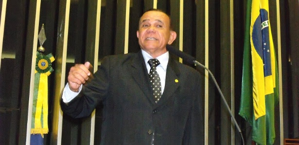 O deputado federal Francisco Escórcio (PMDB-MA) discursa no plenário. Segundo ele, vai faltar dinheiro para "caixões e passagens" com fim do 14º e 15º salário