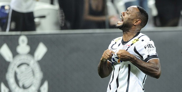 corinthians x internacional vagner love (Foto: Marcos Ribolli)