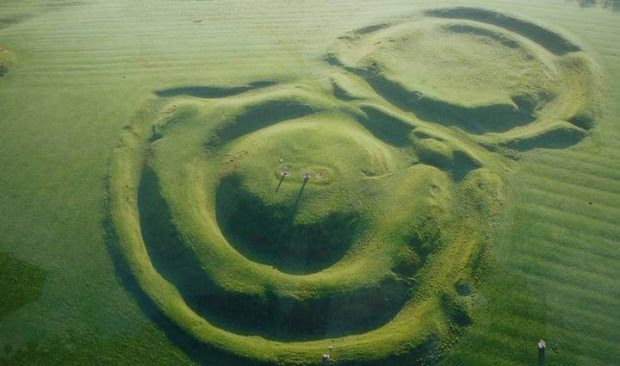 Colina de Tara donde se encuentra el menhir Lia Fáil (que en irlandés significa Piedra del Destino). Según la mitología celta, la Lia Fáil fue traída a Irlanda en la antigüedad por la raza divina de los tuatha de Danann.