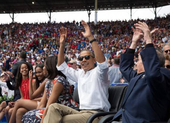El Presidente Obama y el Presidente Castro hacen una ola durante el partido amistoso de béisbol entre los Tamba Bay Rays y el equipo nacional de Cuba. / President Obama and President Castro do The Wave during yesterday's exhibition baseball game between the Tampa Bay Rays and the Cuban National team.