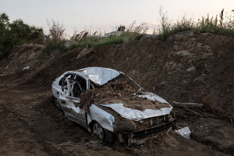 Αυτοκίνητα από τη νεροποντή κατέληξε στη θάλασσα και σήμερα έγινε... παλιοσίδερα