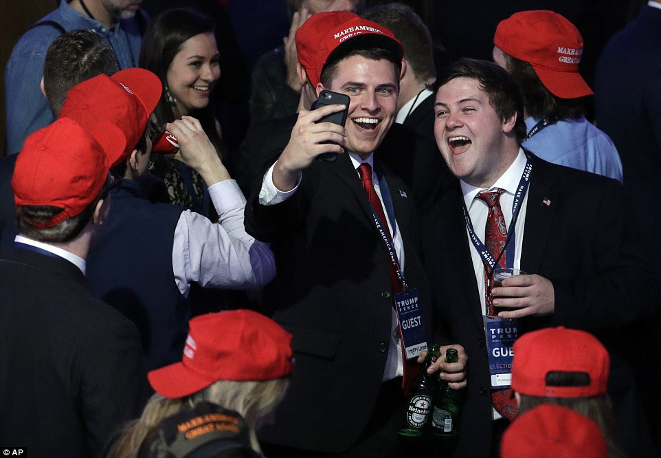 selfie vitória: Dois apoiantes Trump 'posou para fotos alegres - na HQ eleição Clinton seus homólogos chorou