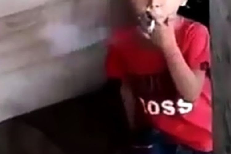 Video seorang anak berusia 3 tahun yang asyik merokok yang beredar di Nunukan menjadi perbincangan warga. Anak laki laki yang mengenakan kaos warna merah tersebut terlihat  asyik menikmati  rokok yang dipegang dengan tangan kirinya tersebut.