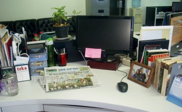  dekorasi  meja  kerja di kantor 