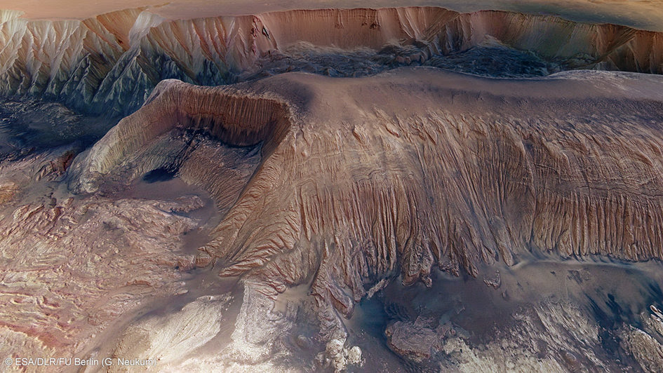 Hebes_Chasma_mesa_fullwidth