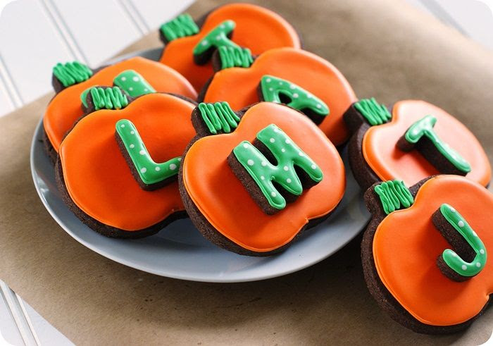 easy to re-create, monogrammed pumpkin cookies ::: full tutorial from bakeat350.net