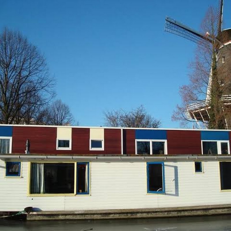 Houseboat under the Mill Hotel