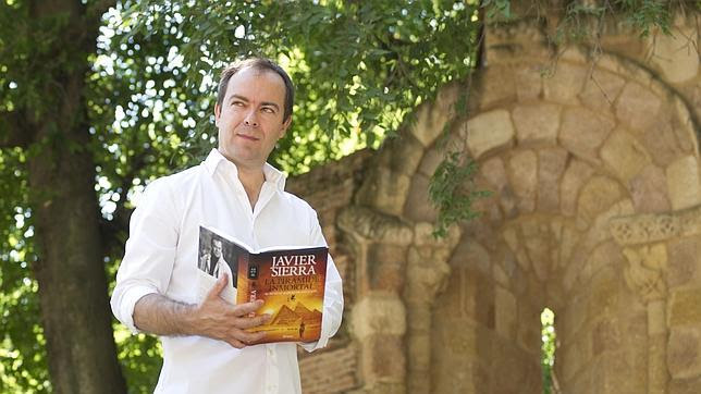 Javier Sierra: «Los libros han dado un paso hacia la inmortalidad superior»