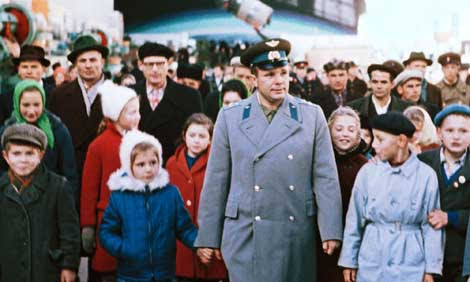 Gagarin, ya convertido en héroe nacional, y su hija durante un acto de homenaje. | ITAR TASS. Gagarin, ya convertido en héroe nacional, y su hija durante un acto de homenaje. | ITAR TASS.