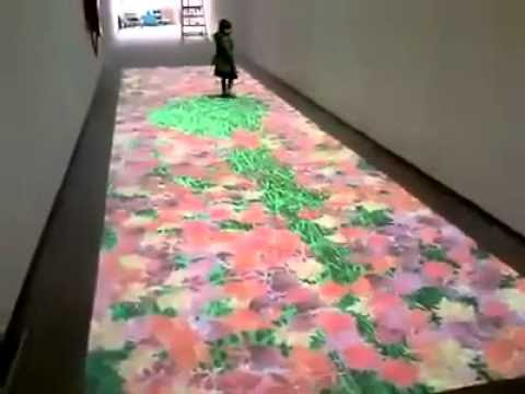 video que muestra una proyeccion en el suelo que va cambiando cuando pasan personas sobre ella