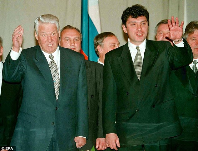 El ex presidente ruso Boris Yeltsin (izquierda) y su primer viceprimer ministro Nemtsov durante una visita a Krasnoyarsk