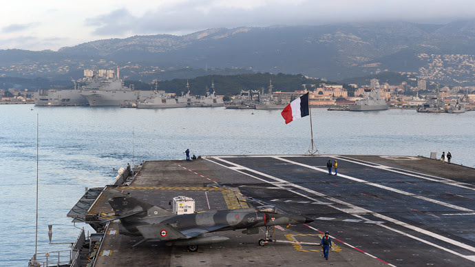 Military personnel stand on the deck of the French aircraft carrier Charles-de-Gaulle in the southern French port of Toulon (AFP Photo / Anne Christine Poujoulat)