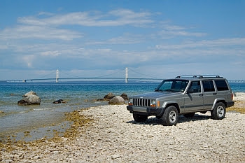 Mackinac Bridge mit Jeep © Cornelia Schaible