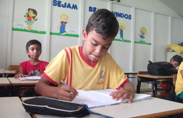 Carlos Vitor, filho da doméstica Rosângela de Jesus Oliveira, que não mede esforços para que filhos estudem, em Aparecida de Goiânia, Goiás (Foto: Elisângela Nascimento/G1)