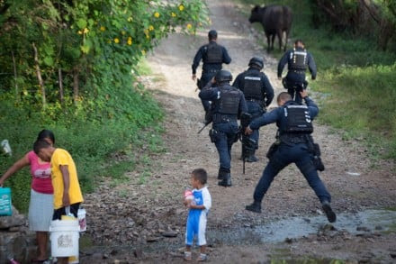 Policías federales bloquean acceso a fosas clandestinas de Iguala. Foto: Octavio Gómez
