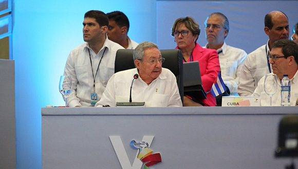 Intervención de Raúl Castro en la V Cumbre de la Celac, a su izquierda el canciller cubano, Bruno Rodríguez. Foto: @PresidenciaRD/ Twitter.