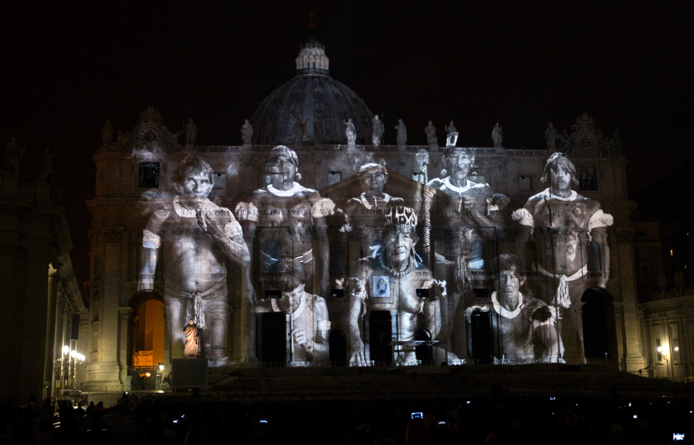 Un’immagine proiettata sulla facciata della basilica di San Pietro, a Roma, in occasione dell’inizio del giubileo, l’8 dicembre 2015. - (Riccardo De Luca, Ap/Ansa)