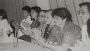 Fidelina Borjas, al centro junto a otras madres de detenidos desaprecidos. Foto: Archivo COFADEH