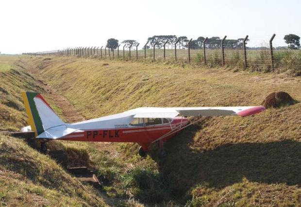 Avião sai da pista e bate em barranco após o pouso em Erechim Rodrigo Finardi/Especial Avião sai da pista e bate em barranco após o pouso em Erechim Rodrigo Finardi/Especial