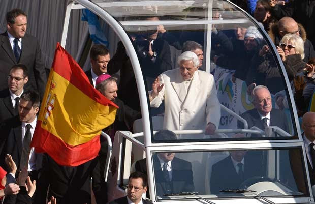 O Papa Bento XVI chega à Praça de São Pedro, no Vaticano, nesta quarta-feria (27) (Foto: AFP)