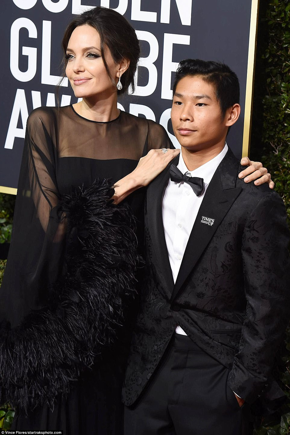 Dedicado a seus filhos: Angelina colocou com seu filho Pax Thien Jolie-Pitt, 14, no tapete vermelho