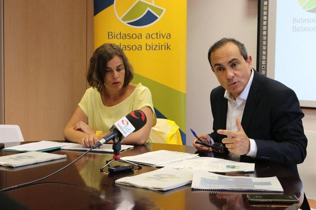 María Serrano y Miguel Ángel  Páez presentaron el Plan Estratégico de Bidasoa activa. /  F. PORTU
