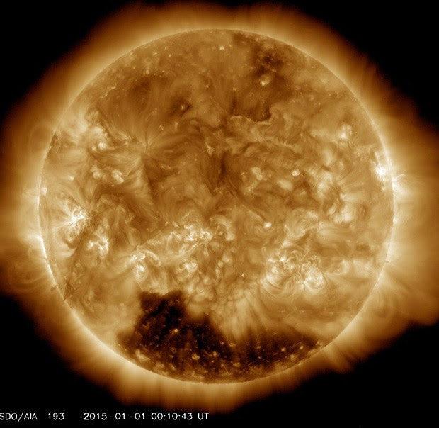 Sol começa o ano com enorme Buraco coronal é visto no polo sul do Sol no dia 1º de janeiro (Foto: NASA/SDO/Divulgação)