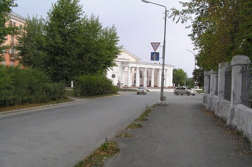 Дворец Культуры, вид со стороны Уральской Дворец Культуры, вид со стороны Уральской