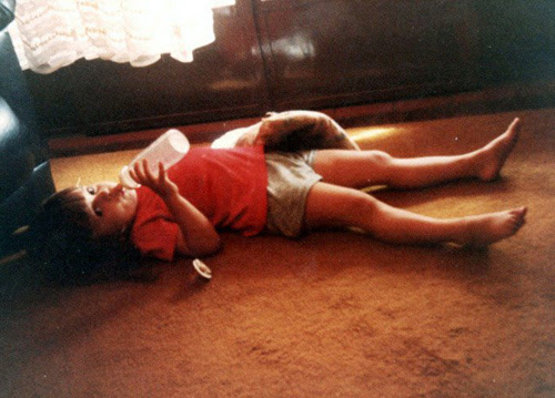pequena ila com sua mamadeira e travesseirinho em santa cruz do rio pardo, 1986