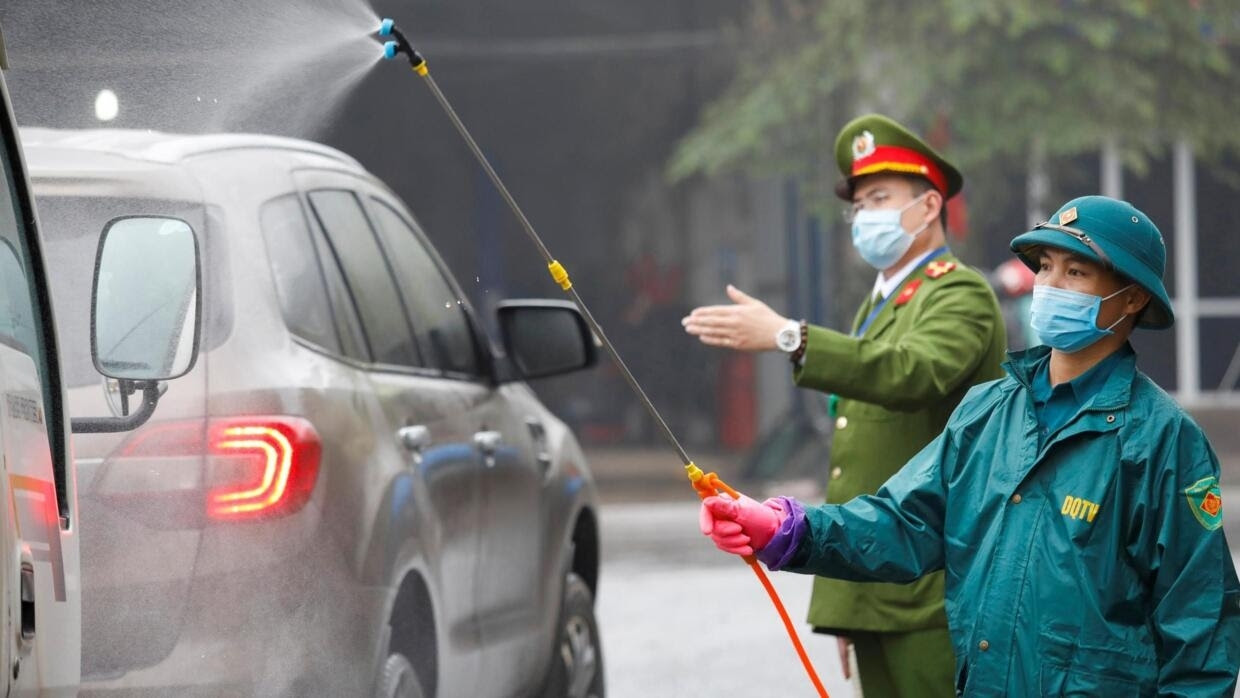 Phun thuốc khử trừ virus cho xe hơi trên đường phố ở tỉnh Thái Nguyên, Việt Nam, ngày 07/02/2020