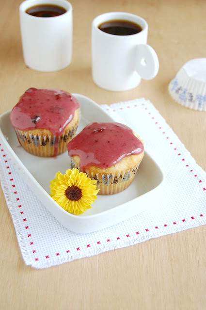 Vanilla cupcakes with blackcurrant preserves icing / Cupcakes de baunilha com cobertura de geléia de cassis