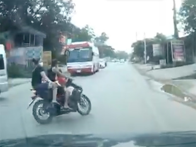 Tài xế ô tô được phen hoảng hồn với pha sang đường cực ẩu của xe máy