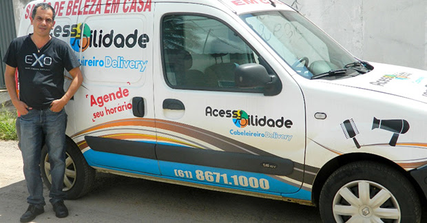 O empresário José Valente, 44, criou um serviço de cabeleireiro itinerante para atender deficientes físicos no DF, o Acessibilidade Cabeleireiro Delivery. Foto: Jéssica Nascimento/UOL