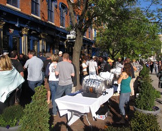 Capacity crowd at Pratt Street Alehouse (02)