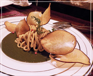 津田沼「ラシェットＭ」にて、あん肝モンブラン。これもまた不思議な風景のお皿。