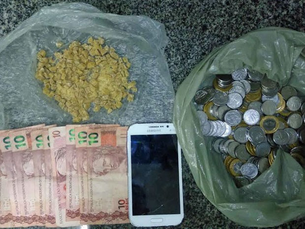 Suspeito estava com 200 pedras de crack e R$ 200 (Foto: Divulgação / Polícia Militar)