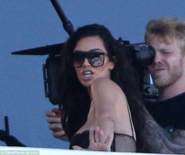 Shady Lady: Brunette beleza Kim parecia elegante em um par de óculos oversized da moda