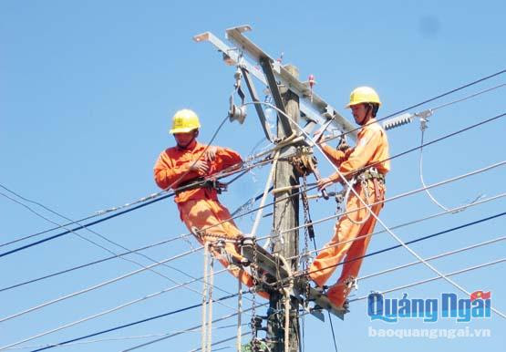Lắp đặt thiết bị trên lưới điện ở đảo Lý Sơn.