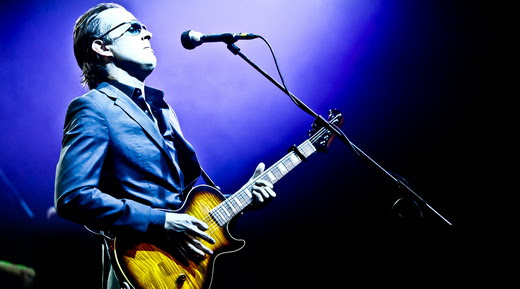 joebonamassa-1 Joe Bonamassa canta e toca em uma das mais de 500 guitarras de sua 'modesta' coleção particular