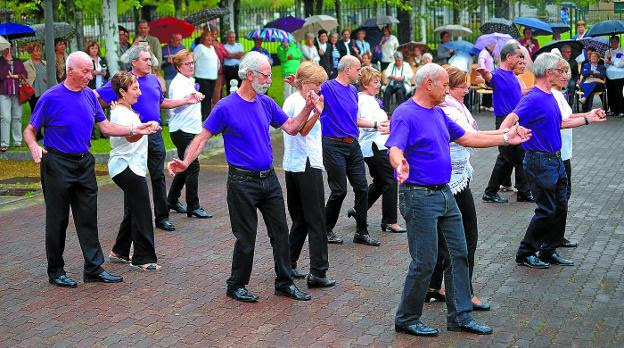 Con ritmo. Varias asociaciones celebraron el Día del Mayor con bailes; Gure Altxor lo hizo al aire libre pese a la lluvia. 