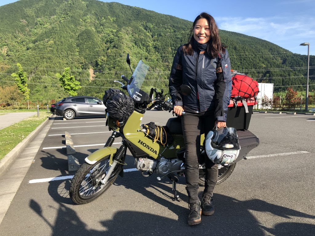 ファッショントレンド ユニークスーパー カブ 日本 一周 女性